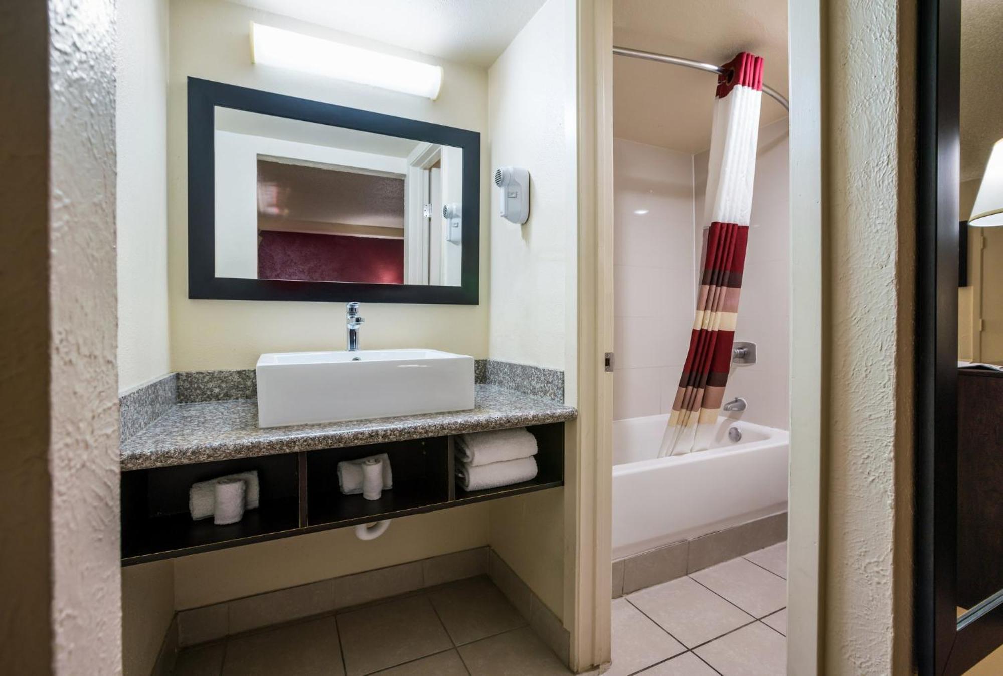 Red Roof Inn North Dallas - Park Central Экстерьер фото