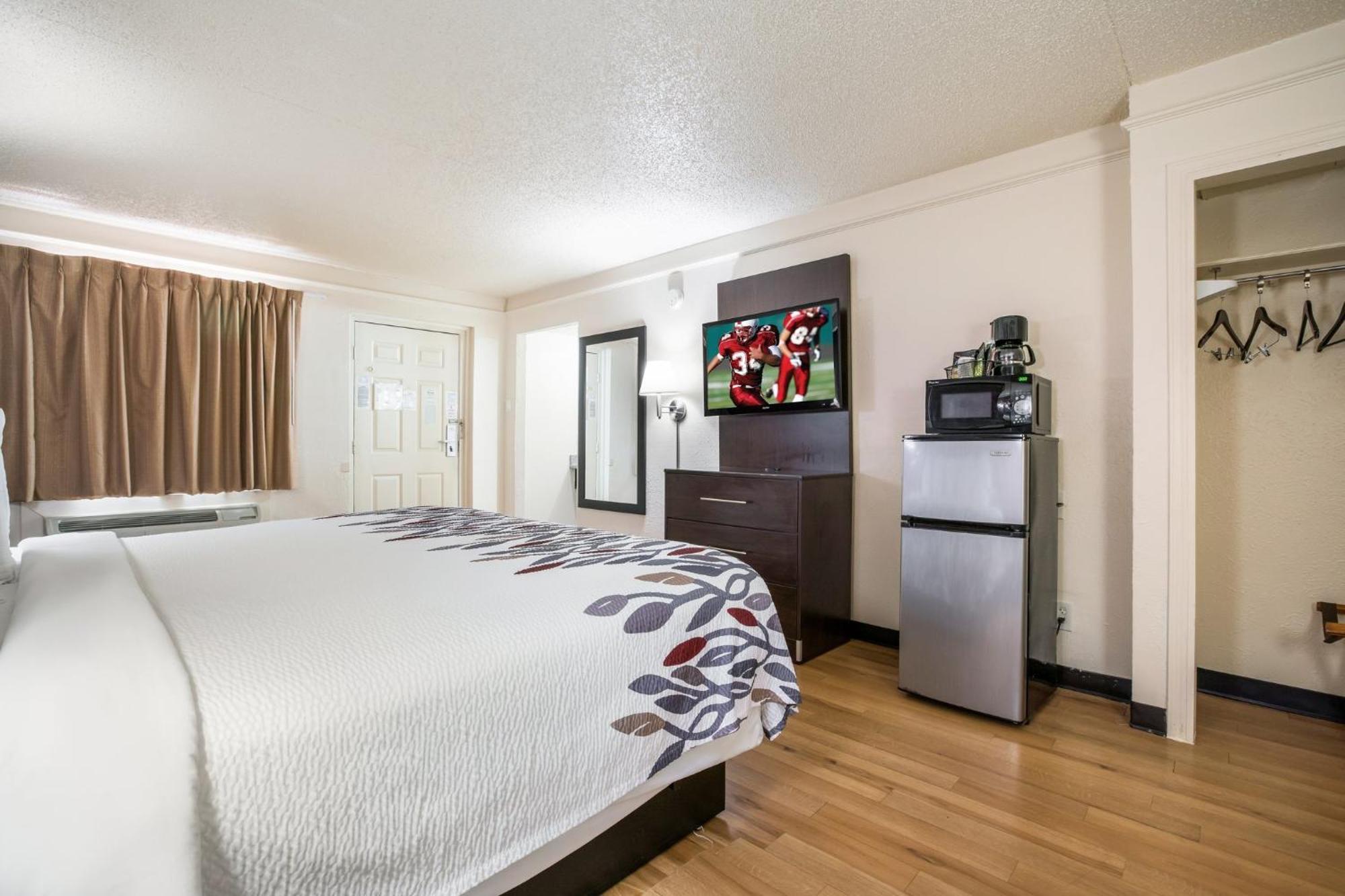 Red Roof Inn North Dallas - Park Central Экстерьер фото
