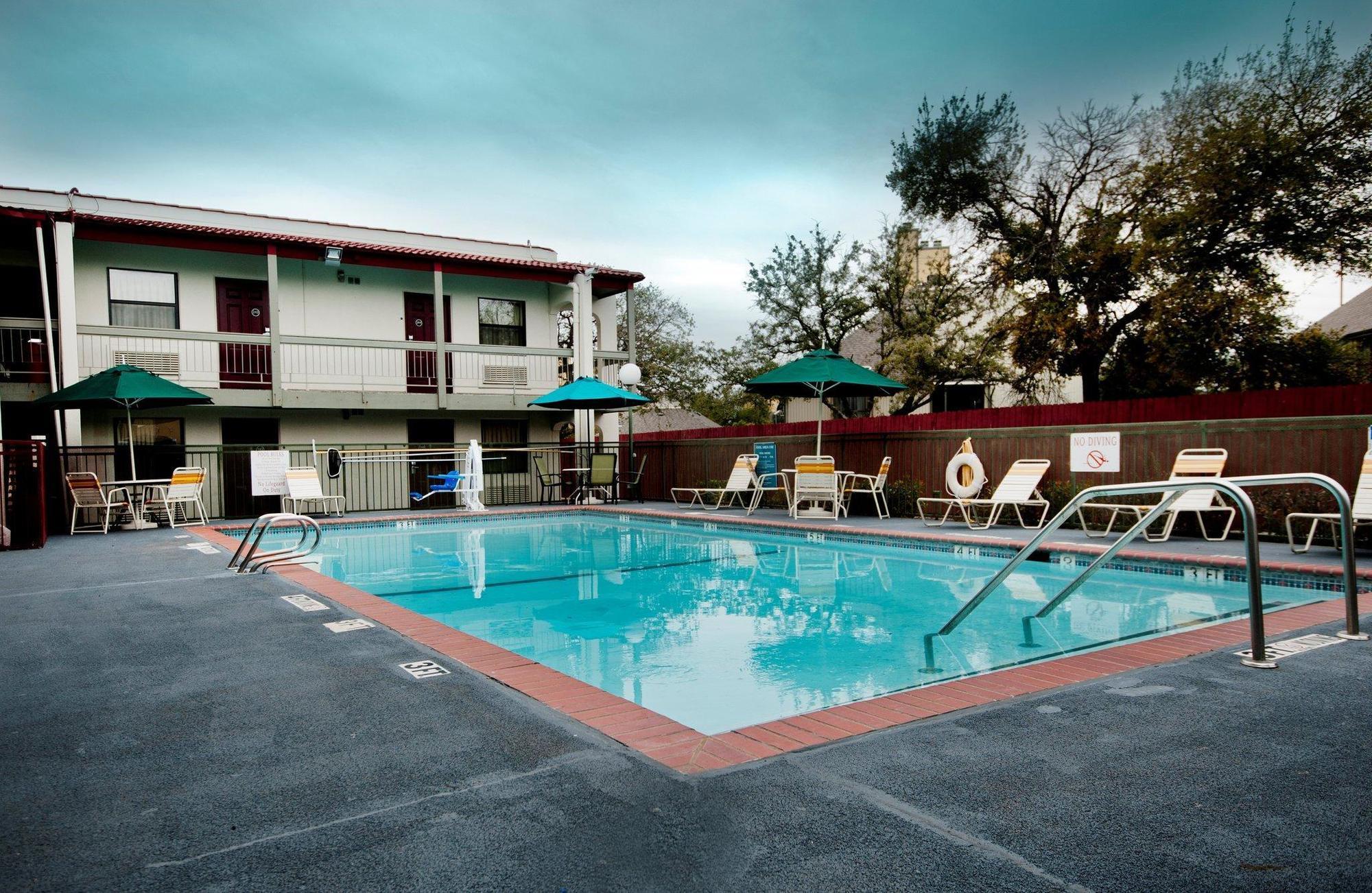 Red Roof Inn North Dallas - Park Central Экстерьер фото