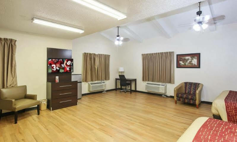 Red Roof Inn North Dallas - Park Central Экстерьер фото